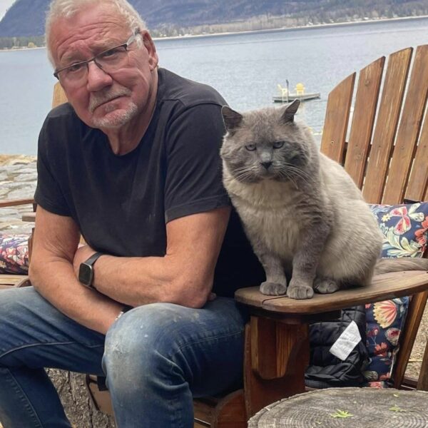 From Averse to Awe: How a Grumpy Cat Captured a Man’s Heart-1