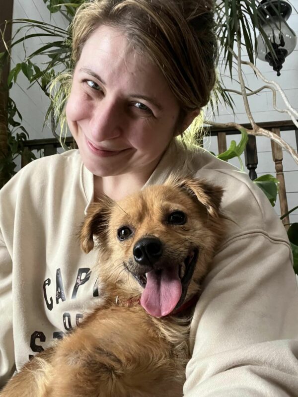 El viaje de un perro rescatado desde la desesperación hasta las sonrisas alegres-1