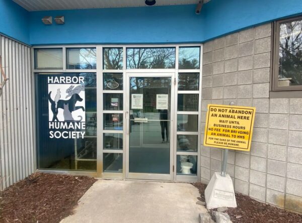 A Shelter Worker Uncovers a Tear-Jerking Sight Next to a Sign Pleading for Kindness-1