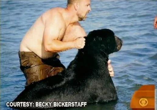 Daring Rescue: Man Swims to Save Drowning Bear!-1