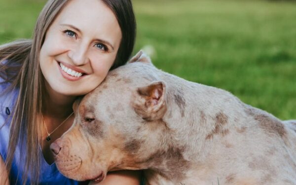 Descubra cómo un Pitbull único supera una rara condición de giro a la derecha-1