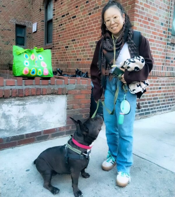 De las sombras del refugio al sol: cómo la sonrisa de un cachorro capturó un hogar para siempre-1