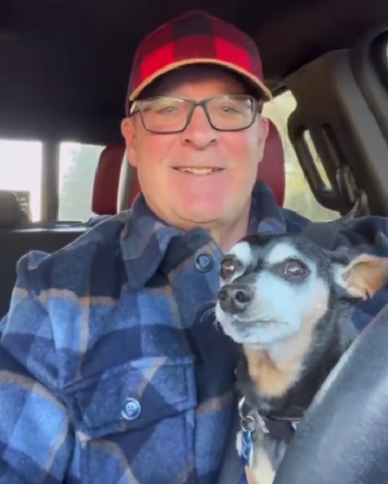 Senior Dog's Memory Lapse Leaves Owner Heartbroken Yet Touched-1