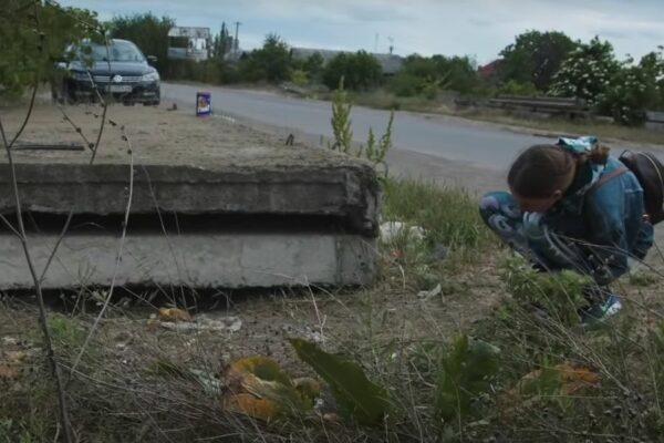 Descubrimiento increíble: una mujer descubre una familia escondida debajo de una losa de concreto-1